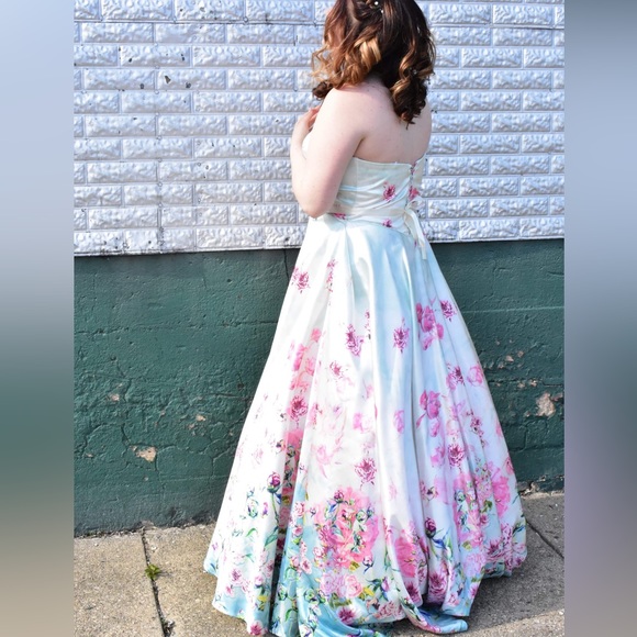Size 14-16 Prom dress - Picture 1 of 6